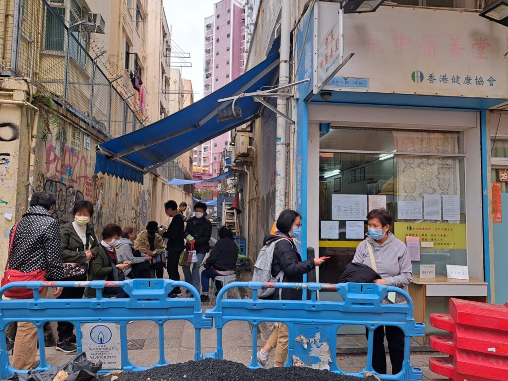 在一個講求效率與利益的時代,仍有人選擇默默耕耘,堅守自己的理念。朱國棟醫師,作為一位資深中醫師,不僅致力於醫治患者,還積極推動社區健康教育,並以實際行動關懷獨居長者及弱勢群體,展現了一位醫者對社會的承擔。