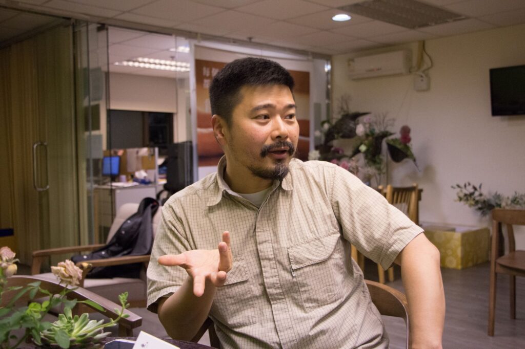 在香港,死亡與告別一直是一個避而不談的話題,然而隨著人口老化及環保意識的提升,越來越多人開始關注生命最後一程的安排。近日,我們有幸與「毋忘愛」主席范寧醫生對談,探討他推動環保殯儀及生死教育的理念,並了解這場從「愛護樹木」延伸至「尊重生命」的運動。