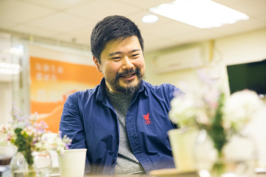 在這個急速變遷的時代,年輕人面對的不僅是學業與成長的挑戰,還有來自社會環境的變化,例如移民潮、校園變遷,甚至是生命終結的議題。如何讓青少年更有意識地珍惜生命,學會面對「失去」的情緒?「毋忘愛」主席范寧醫生,透過一系列創新的生命教育活動,為學校、學生和家庭提供了一條充滿愛與理解的橋樑。