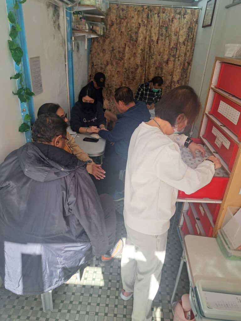 在現代醫療資源分配不均的社會中,如何讓基層群體獲得持續而有效的醫療服務,是一個長久以來的挑戰。然而,朱國棟醫師,一位中國國醫學院全科中醫學士及註冊中醫師,以堅定的理念和實際行動,為基層醫療帶來了一線曙光。他的故事,是一段關於信念、堅持與突破的動人篇章。