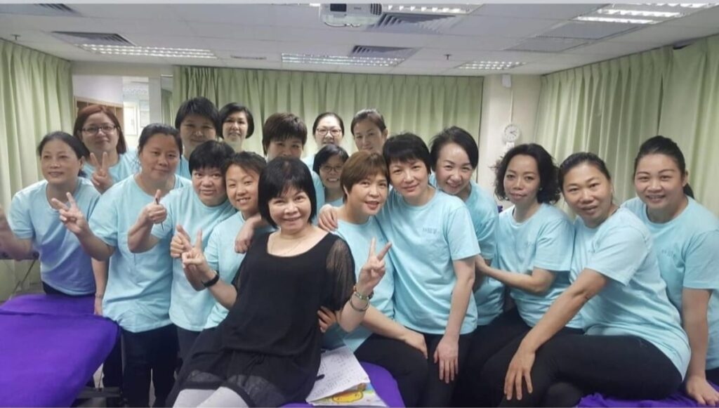 在香港產後護理培訓學院任教多年,Angel老師以豐富的經驗和細膩的技巧,幫助無數新手媽媽走出哺乳和產後調理的困境。在一次訪談中,Angel老師深入分享了她對產後護理的見解,讓人對這個專業有了更深層次的認識。