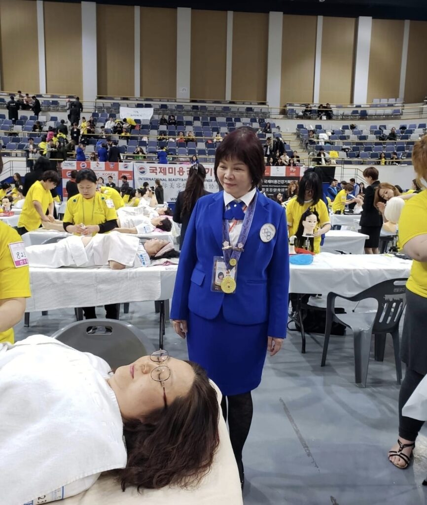 在香港產後護理培訓學院,Angel老師是一位備受尊敬的專家。她不僅是一名經驗豐富的催乳師,也是一位致力於傳授技能、推動行業發展的教育者。她的人生故事,從催乳領域的探索開始,到如今成為一名專注於產後護理教育的專業導師,可謂是一段充滿熱忱與堅持的旅程。