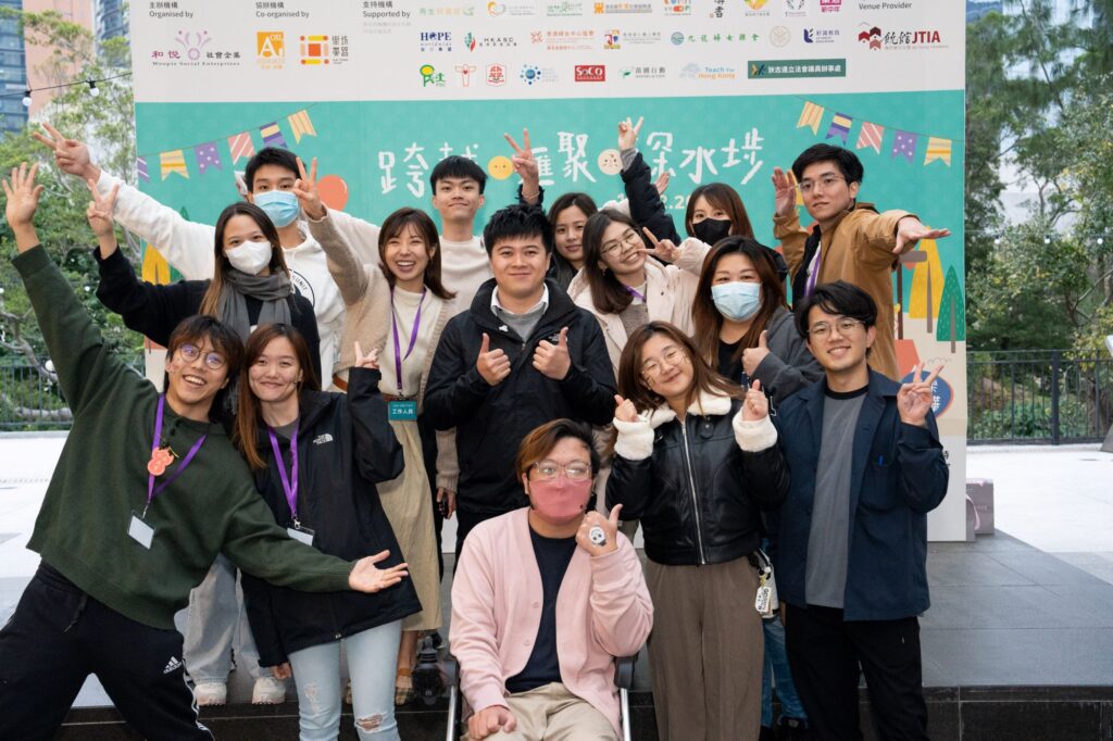 在香港這座繁忙的城市,安老服務一直被視為傳統產業,鮮少與創新掛鉤。然而,陳碩暉正以全新的視角,為這個行業帶來突破性的改變。作為家族安老事業的第三代,他不僅承襲了家族的使命,更在傳統模式中尋找創新機遇,引入國際經驗,推動銀髮經濟的可持續發展。