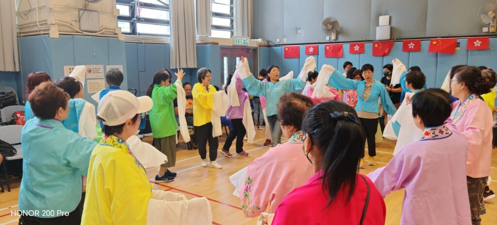 在香港這片快節奏的城市中,依蓮娜曲藝社卻像一股清新的文化氣息,為熱愛藝術的朋友提供了一個交流與學習的平台。同悅有幸專訪到依蓮娜曲藝社的負責人李美娜女士,聽她分享這十五年來的心路歷程、對藝術的堅持以及她對生活的哲學。