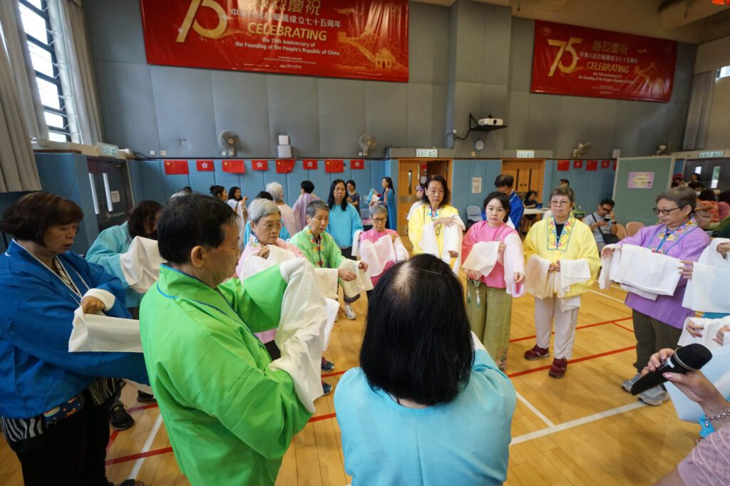 在香港這片快節奏的城市中,依蓮娜曲藝社卻像一股清新的文化氣息,為熱愛藝術的朋友提供了一個交流與學習的平台。同悅有幸專訪到依蓮娜曲藝社的負責人李美娜女士,聽她分享這十五年來的心路歷程、對藝術的堅持以及她對生活的哲學。