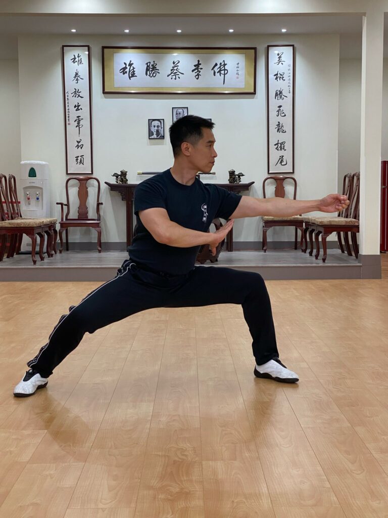 譚振江師父是一位備受尊敬的武術家。他不僅是雄勝蔡李佛拳的第七代傳人,還是陳氏太極拳的第十二代門人,並榮獲中國武術段位六段的殊榮。他醉心於武術,數十年如一日地鑽研拳術套路、兵器、推手、舞獅及自衛術等傳統武術,並致力於推廣武術文化與精神。