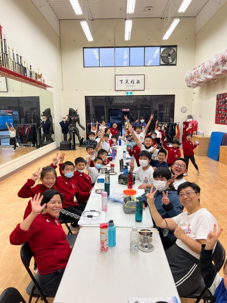 譚振江師父是一位備受尊敬的武術家。他不僅是雄勝蔡李佛拳的第七代傳人,還是陳氏太極拳的第十二代門人,並榮獲中國武術段位六段的殊榮。他醉心於武術,數十年如一日地鑽研拳術套路、兵器、推手、舞獅及自衛術等傳統武術,並致力於推廣武術文化與精神。