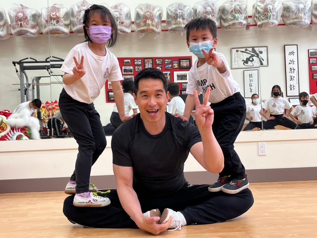 譚振江師父是一位備受尊敬的武術家。他不僅是雄勝蔡李佛拳的第七代傳人,還是陳氏太極拳的第十二代門人,並榮獲中國武術段位六段的殊榮。他醉心於武術,數十年如一日地鑽研拳術套路、兵器、推手、舞獅及自衛術等傳統武術,並致力於推廣武術文化與精神。