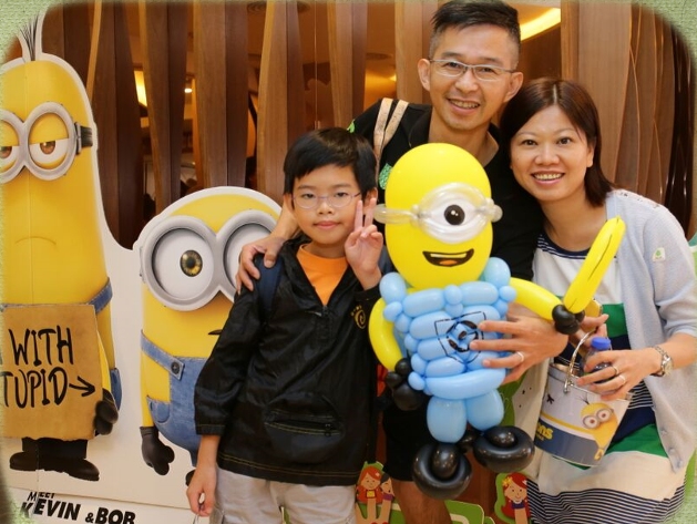 在香港的街頭、公園,甚至醫院裡,你或許曾經見過一位手持色彩繽紛氣球的大師,靈巧的雙手在短短數秒內,把一條條普通的長氣球變成可愛的動物、花朵,甚至是一條栩栩如生的巨龍。他就是布恩威(布Sir),他不僅創作出令人驚嘆的氣球藝術,更透過這門技藝,連結人與人之間的溫暖故事。