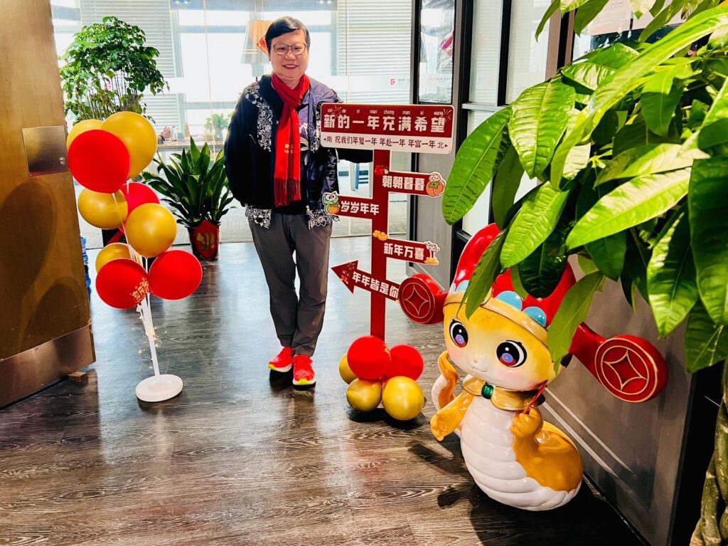 「對我來說,這不僅是一門技術,而是一個與人連結的工具。」Wendy在訪談中坦言,她並非單純以此為謀生工具,而是希望透過這種方式,認識更多人,無論是家長、朋友,甚至是客戶。「這是一種能量的交換,當你投入時間去解讀對方的生命密碼,你同時也在幫助對方找到更順利的道路。」