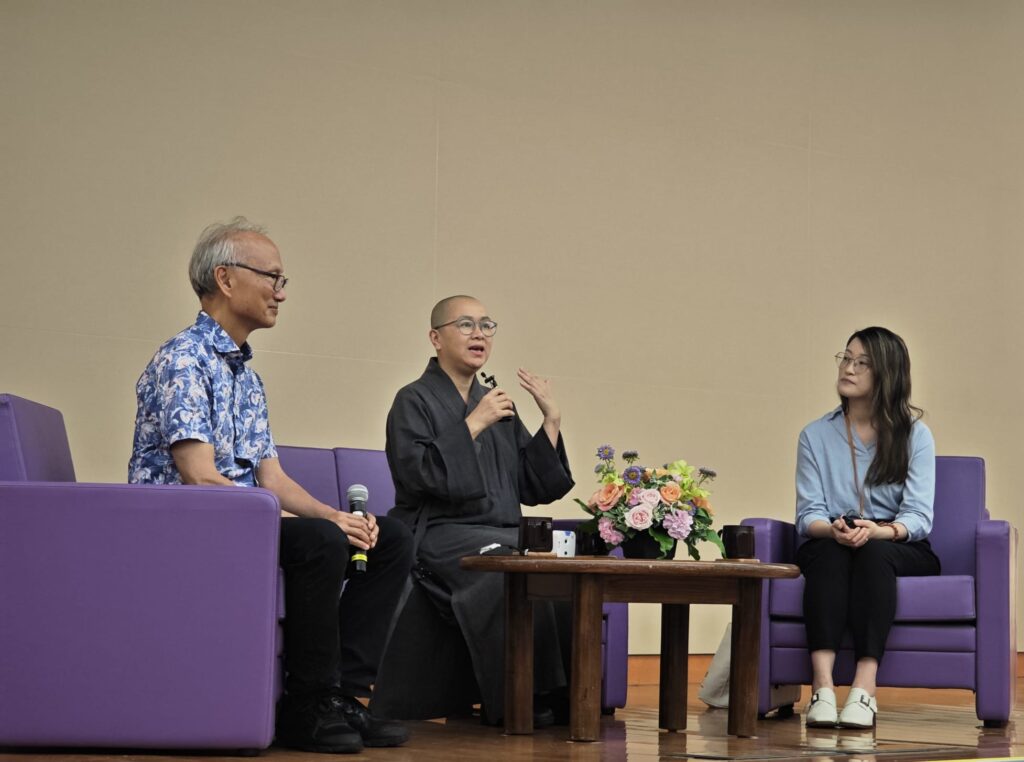 在生命的最後階段,如何讓一個人安心地道別,如何幫助他真正地「善終」,這不僅是一門學問,更是一場心靈的修行。在與傳燈法師的訪談中,她深入探討了善終的意義,以及如何在人生的終點實現和解、安慰與圓滿。法師以智慧的言語,點出了善別與善生之間的密切連結,並提供了深具啟發的建議。