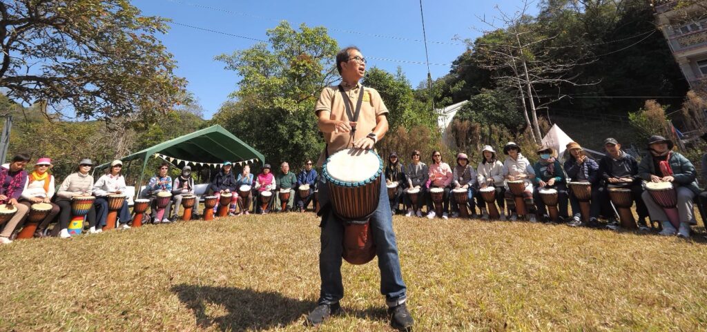 在亞洲，非洲鼓樂已不再僅僅是一種傳統表演藝術，而是逐漸成為教育與企業培訓的新趨勢。梁肇祺先生，作為亞洲首位華人將非洲鼓樂全面應用於企業培訓及教育的先驅，憑著他的熱忱與創意，帶領過數百家跨國企業及工商團體參與非洲鼓樂工作坊，並積極推動這門藝術在亞洲的普及。