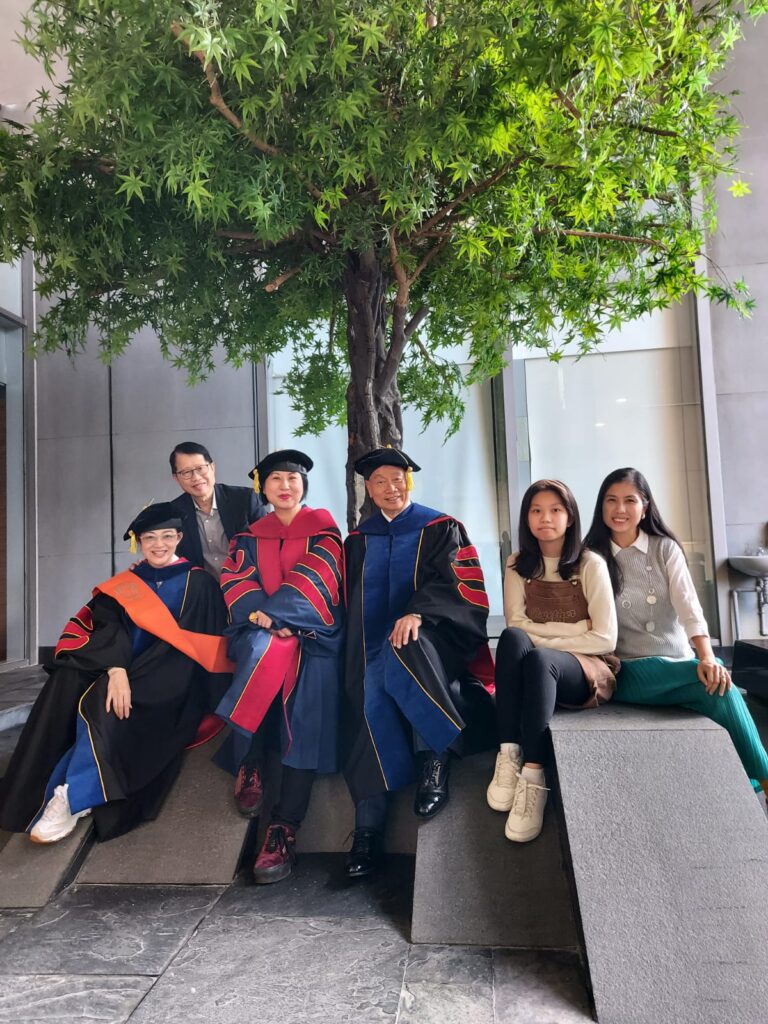 在香港這個教育制度被視為高度制度化與競爭激烈的城市,一位母親卻選擇走出傳統,帶領子女踏上一條截然不同的教育道路——在家學習(Home Schooling)。香港仔田灣邨(華貴邨)街坊福利會的吳敏然小姐(Annie)分享了她與孩子的教育歷程,也揭示了一個正在香港悄悄萌芽但潛力無窮的教育選擇。