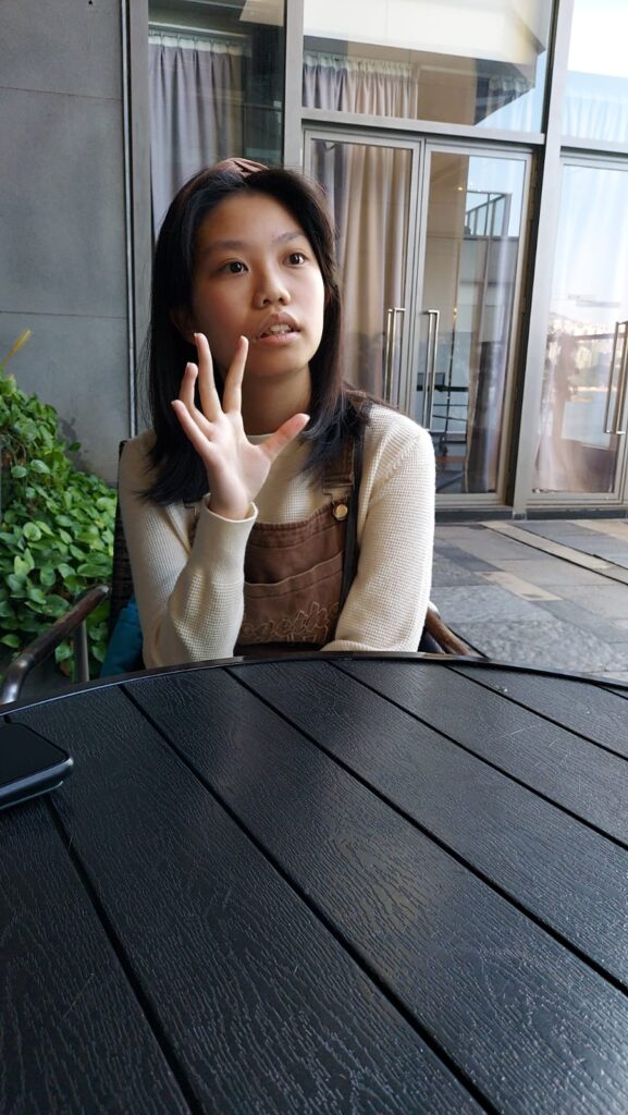 在香港這個教育制度被視為高度制度化與競爭激烈的城市,一位母親卻選擇走出傳統,帶領子女踏上一條截然不同的教育道路——在家學習(Home Schooling)。香港仔田灣邨(華貴邨)街坊福利會的吳敏然小姐(Annie)分享了她與孩子的教育歷程,也揭示了一個正在香港悄悄萌芽但潛力無窮的教育選擇。