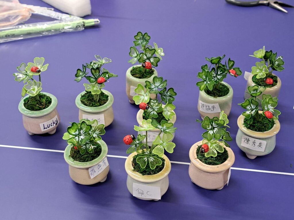 在一間小小的工作室裡,何潔媚小姐專注於她的水晶花創作。她是一位用心投入教育與藝術的人,內心充滿熱情,卻又時常因對未來方向的迷茫而感到掙扎。這位對自己要求極高的創作者,正在義教與創作之間,努力尋找一條屬於自己的路。