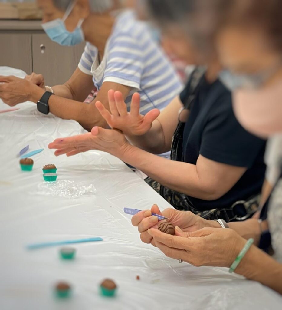 在一間小小的工作室裡,何潔媚小姐專注於她的水晶花創作。她是一位用心投入教育與藝術的人,內心充滿熱情,卻又時常因對未來方向的迷茫而感到掙扎。這位對自己要求極高的創作者,正在義教與創作之間,努力尋找一條屬於自己的路。