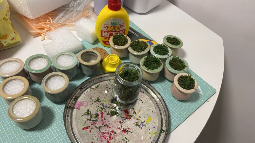 在現今經濟環境挑戰重重的香港,堅持自己的興趣並將其轉化為職業,並非一件易事。手作導師何潔媚小姐卻用她的熱情與實幹,為自己鋪設了一條獨特的道路。不僅是教學,她更希望透過手作藝術,為社會帶來更多正能量。