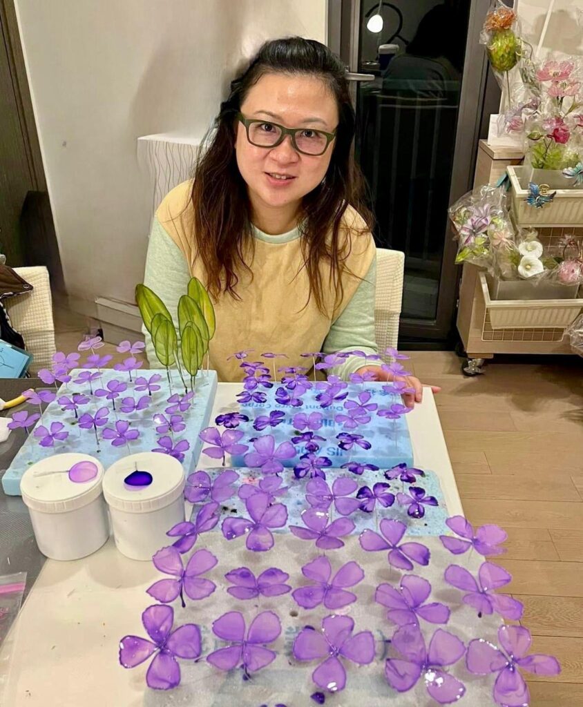 在現今經濟環境挑戰重重的香港,堅持自己的興趣並將其轉化為職業,並非一件易事。手作導師何潔媚小姐卻用她的熱情與實幹,為自己鋪設了一條獨特的道路。不僅是教學,她更希望透過手作藝術,為社會帶來更多正能量。