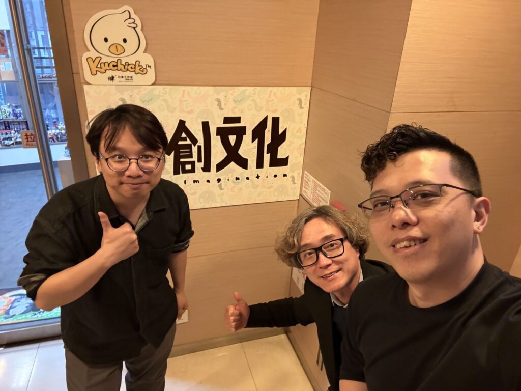 在香港這個競爭激烈的市場裡,創意產業從來不是一條輕鬆的路。然而,曾健華先生(Milk Tsang)卻以其獨特的視野和堅持,走出了一條與眾不同的創作之路。他不僅是一位資深的產品設計師,更是一位熱愛社會創新與義務工作的企業家,積極推動本地創意產業與公益事業的結合。
