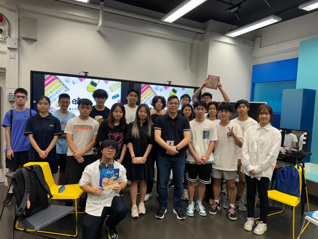 在香港這個競爭激烈的市場裡,創意產業從來不是一條輕鬆的路。然而,曾健華先生(Milk Tsang)卻以其獨特的視野和堅持,走出了一條與眾不同的創作之路。他不僅是一位資深的產品設計師,更是一位熱愛社會創新與義務工作的企業家,積極推動本地創意產業與公益事業的結合。