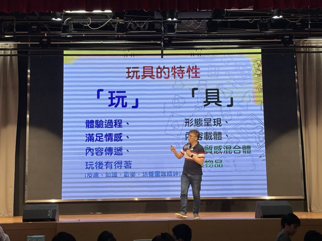 在設計界,創新與適應力往往決定了一個人的成就。曾健華(Milk Tsang),這位具有豐富經驗的產品設計師及創辦人,正是一個最佳例證。他不僅擁有深厚的設計背景,畢業於本地知名設計學院,還曾在報章傳媒、廣告及玩具製作等多個行業擔任高級設計師及管理層。在訪談中,他分享了對行業趨勢的獨到見解,以及如何在變遷中找到自己的生存之道。