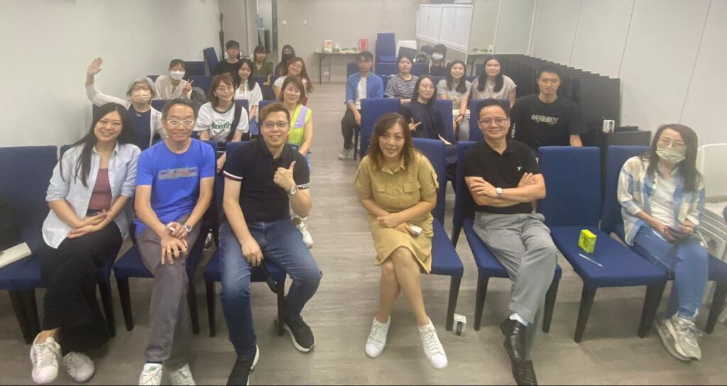 在設計界,創新與適應力往往決定了一個人的成就。曾健華(Milk Tsang),這位具有豐富經驗的產品設計師及創辦人,正是一個最佳例證。他不僅擁有深厚的設計背景,畢業於本地知名設計學院,還曾在報章傳媒、廣告及玩具製作等多個行業擔任高級設計師及管理層。在訪談中,他分享了對行業趨勢的獨到見解,以及如何在變遷中找到自己的生存之道。
