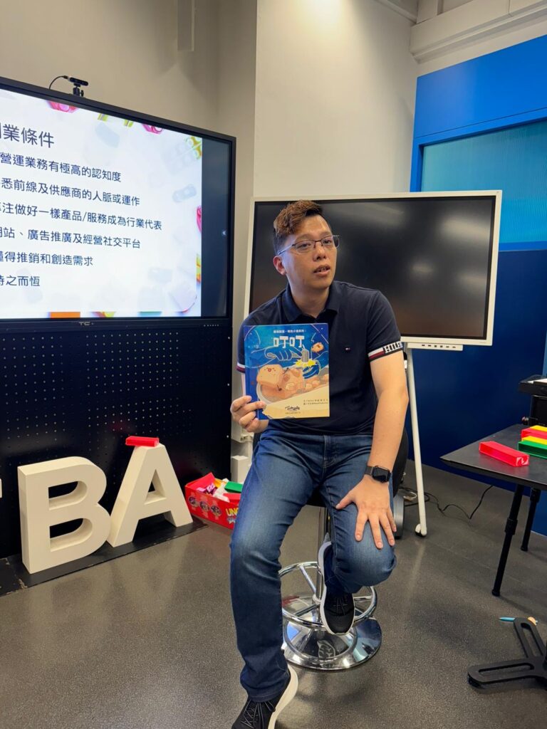 在設計界,創新與適應力往往決定了一個人的成就。曾健華(Milk Tsang),這位具有豐富經驗的產品設計師及創辦人,正是一個最佳例證。他不僅擁有深厚的設計背景,畢業於本地知名設計學院,還曾在報章傳媒、廣告及玩具製作等多個行業擔任高級設計師及管理層。在訪談中,他分享了對行業趨勢的獨到見解,以及如何在變遷中找到自己的生存之道。