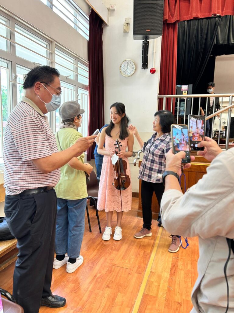 在香港,音樂教育是一個備受重視的領域,而「香港校際音樂節」更是所有學校與家長都極為關注的音樂競賽。能夠在這場比賽中奪冠,不僅代表著學生的傑出表現,更是對背後教育機構的專業指導與培養能力的最佳認證。而「巴赫音樂教室」正是這樣的一個地方。每一年,他們的學生在校際音樂節的比賽中都能奪得冠軍,成為焦點。 我們同悅特別邀請到「巴赫音樂教室」的創辦人金美誼女士,與她對談音樂教育的堅持、如何讓孩子保持學習的熱情,以及未來的發展方向。