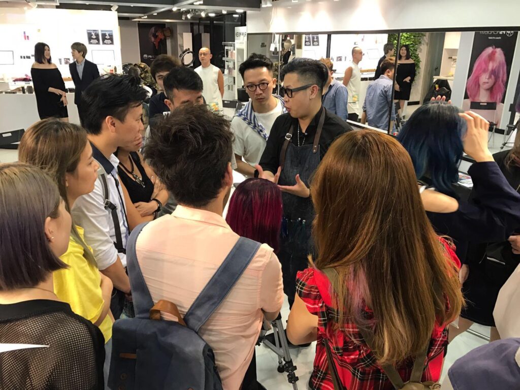 在香港的髮型界,有一個名字低調卻令人尊敬——Roy Cheng,PRIVATE i SALON 集團的技術總監。他不是那種愛出風頭的人,但他的故事卻是一段從夢想到實踐、從追隨到傳承的堅定旅程。
