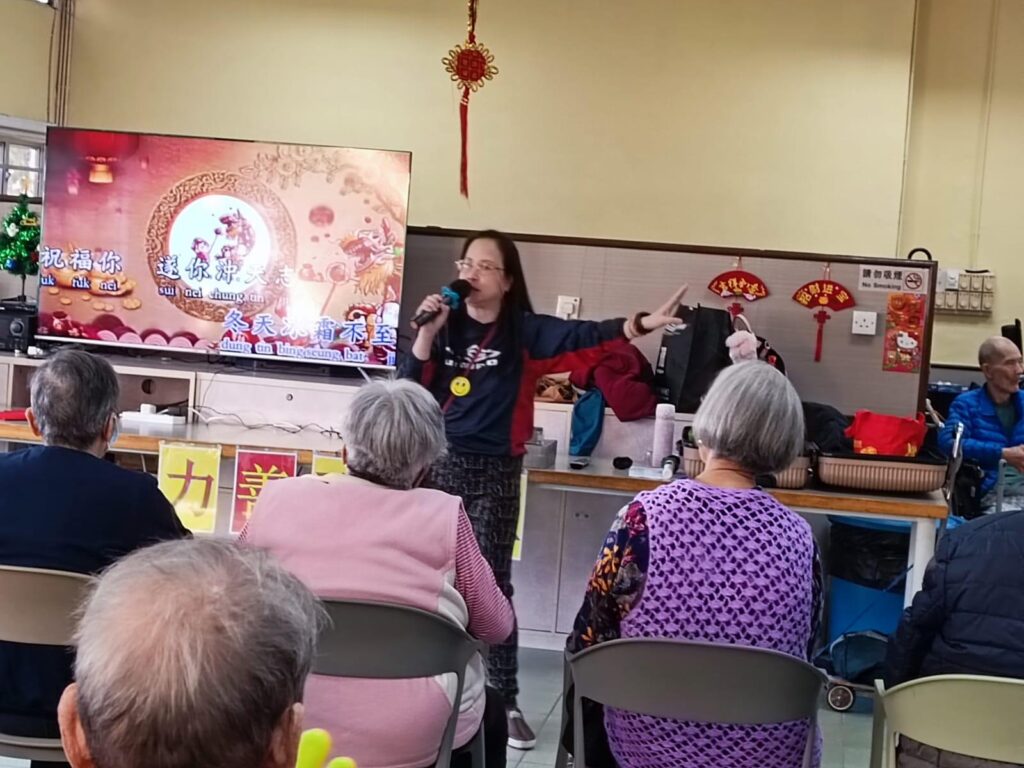 在香港這個繁忙都市裡,彭淑琼女士的故事像一股暖流,靜靜地流進人心深處。她沒有驚天動地的背景,也不是舞台上的焦點人物,但她用一生,演繹了什麼叫做「平凡中的偉大」。