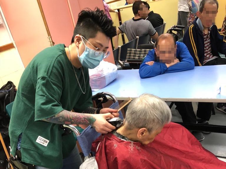 在旺角一間街坊髮型屋內，劉十六多年來默默經營。她是一位資深髮型師，亦是一位頭皮護理師。每天接觸不同年齡、背景的客人，她發現，頭皮不只是關乎外觀的問題，更可能是身體狀況的反映。這些年，她開始多一步觀察、多一步提醒，從一個髮型師的角色，走得更遠。她的工作，逐漸轉化為一種社區裡的細緻守護。