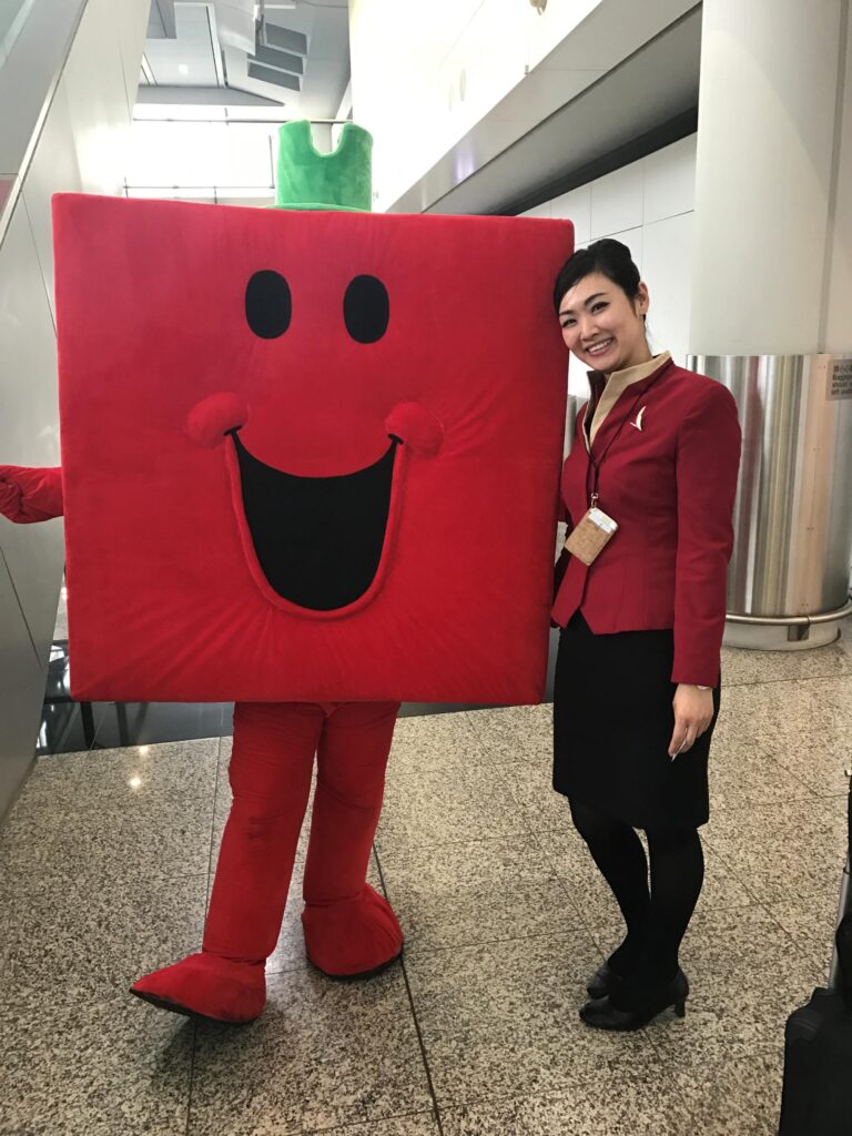 有些人選擇安穩,有些人則勇敢擁抱未知。陳子珊(Mag),一位在藍天翱翔二十年的空中服務員,並沒有選擇停留在熟悉的航道,而是踏出了舒適圈,轉身投入創業之路。從高空降落到腳踏實地,她不但與拍檔創立了 Fotis Lab,更與科學家攜手走進環保創新的領域,開啟一段充滿挑戰與希望的旅程。