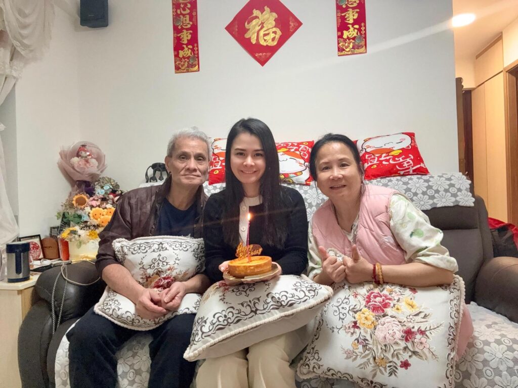 在香港這個繁忙都市裡,彭淑琼女士的故事像一股暖流,靜靜地流進人心深處。她沒有驚天動地的背景,也不是舞台上的焦點人物,但她用一生,演繹了什麼叫做「平凡中的偉大」。