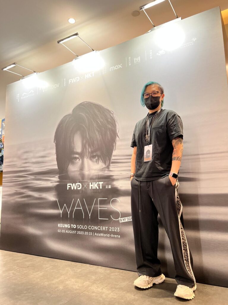 在髮型設計這條看似光鮮的道路上,Roy Cheng——PRIVATE i SALON 集團的技術總監,卻選擇用腳踏實地的方式,走出屬於自己的風格。他不是一位傳統意義上的髮型師,而是一位專注於頭髮顏色設計的專業導師與創作者。他以精湛的染髮技術,將顧客的個性與美感巧妙結合,為每一位坐上染髮椅的客人,打造獨一無二的色彩故事。