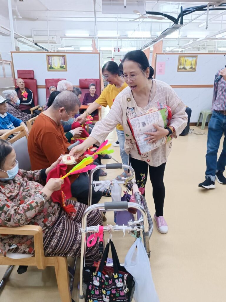 在香港這個繁忙都市裡,彭淑琼女士的故事像一股暖流,靜靜地流進人心深處。她沒有驚天動地的背景,也不是舞台上的焦點人物,但她用一生,演繹了什麼叫做「平凡中的偉大」。