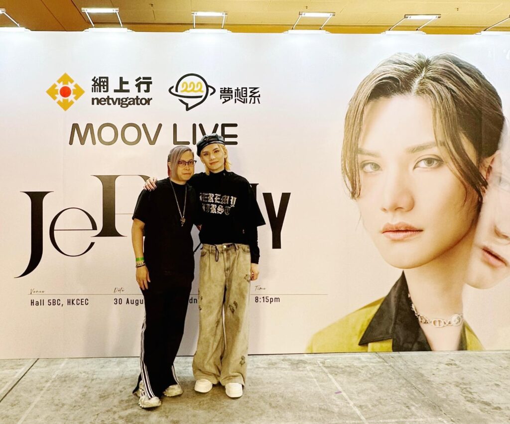 在香港的髮型界,有一個名字低調卻令人尊敬——Roy Cheng,PRIVATE i SALON 集團的技術總監。他不是那種愛出風頭的人,但他的故事卻是一段從夢想到實踐、從追隨到傳承的堅定旅程。