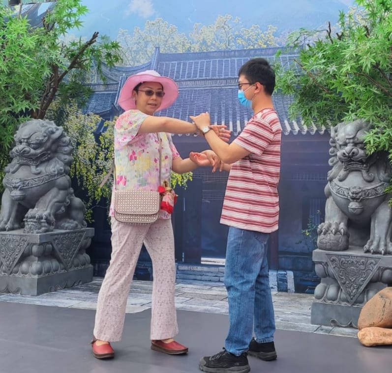 在平凡的生活裡,總有人以不平凡的堅毅走過風雨。葉潔儀小姐,一位曾經歷重病折磨的女性,如今站在陽光下笑著說:「我跑過10公里了,我從沒想過自己可以做到。」這不只是一次身體的挑戰,更是一場的重建。她的故事,是一段從病榻走向跑道的生命旅程,是一曲關於堅持與希望的樂章。