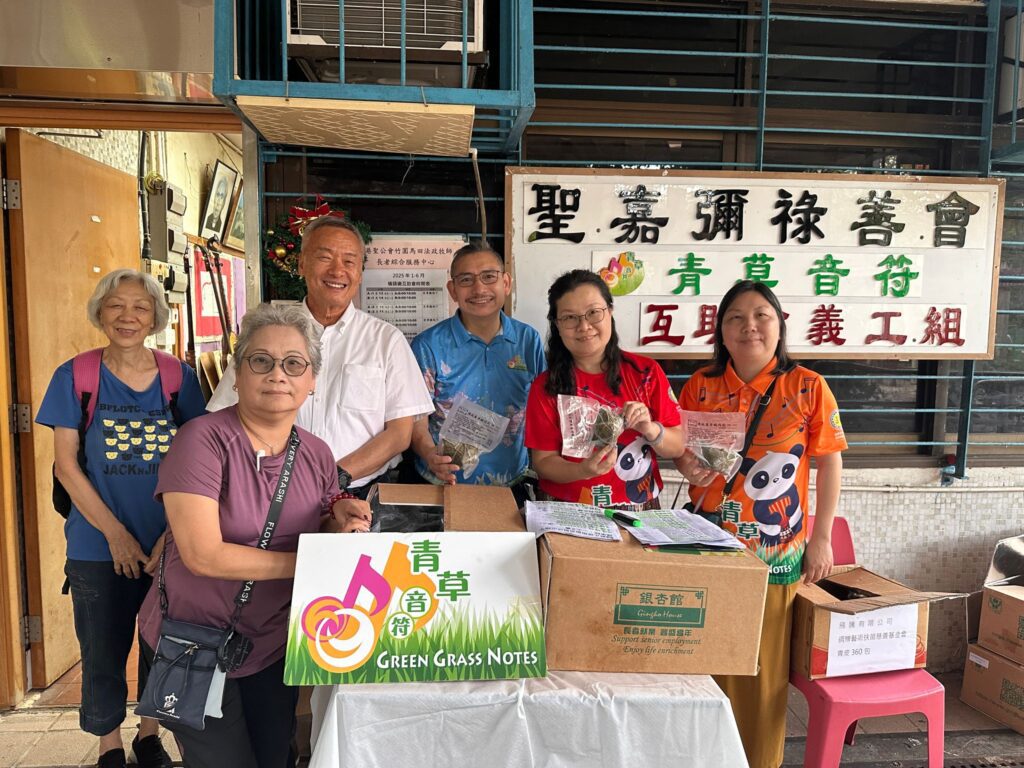 在這個城市的某個角落,有一群家庭正默默走著一條不一樣的育兒路。他們的孩子有著各種發展上的需要,而他們則以無比的愛與耐性,陪伴孩子一步步成長。在這群堅毅的父母當中,有一位女性憑著自身的經歷與信念,選擇站出來,將點滴經驗化作力量,陪伴更多家庭走過高山低谷。她是青草音符的創辦人兼主席,徐江琼(Helen)。