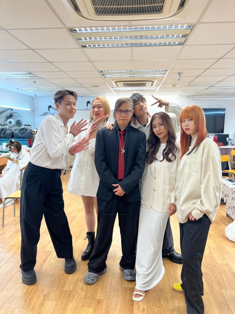 在香港的髮型界,有一個名字低調卻令人尊敬——Roy Cheng,PRIVATE i SALON 集團的技術總監。他不是那種愛出風頭的人,但他的故事卻是一段從夢想到實踐、從追隨到傳承的堅定旅程。