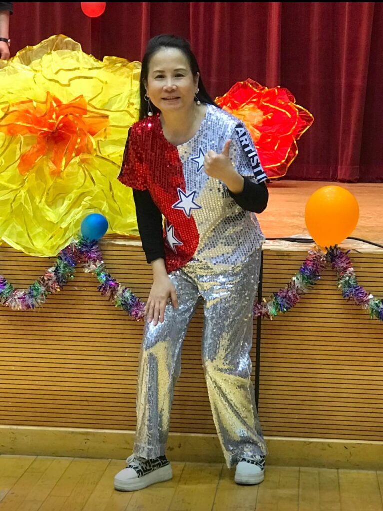 在香港這個繁忙都市裡,彭淑琼女士的故事像一股暖流,靜靜地流進人心深處。她沒有驚天動地的背景,也不是舞台上的焦點人物,但她用一生,演繹了什麼叫做「平凡中的偉大」。