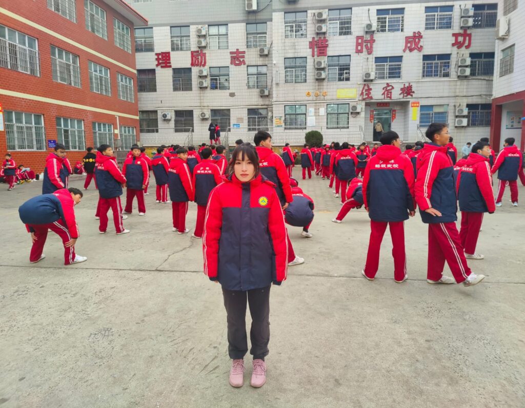 在舞台燈光下矯健翻騰的身影,在武術場上英姿颯爽的姿態,在社區與校園中熱心分享武術文化……這些都是今天的何詠妍,香港技擊運動總會的資深教練、國際武術比賽的得獎者、影視作品中的武打演員。但鮮有人知道,這位備受矚目的武術家,其實是在大學畢業後才接觸武術。起初的學習之路並不順利,一句「你無能力」,一度讓她懷疑自己是否根本不適合習武。
