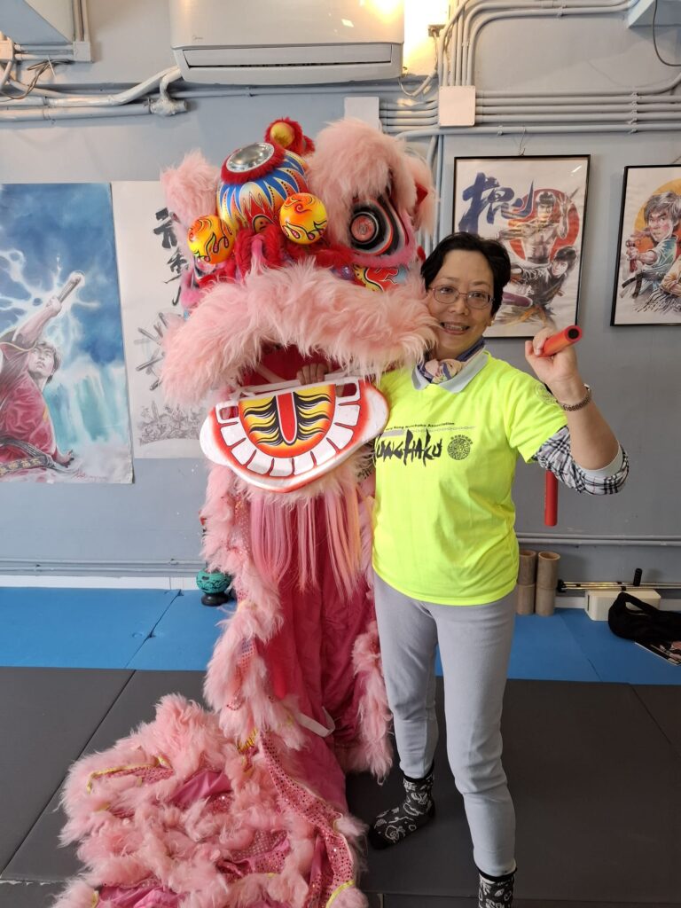 在平凡的生活裡,總有人以不平凡的堅毅走過風雨。葉潔儀小姐,一位曾經歷重病折磨的女性,如今站在陽光下笑著說:「我跑過10公里了,我從沒想過自己可以做到。」這不只是一次身體的挑戰,更是一場的重建。她的故事,是一段從病榻走向跑道的生命旅程,是一曲關於堅持與希望的樂章。