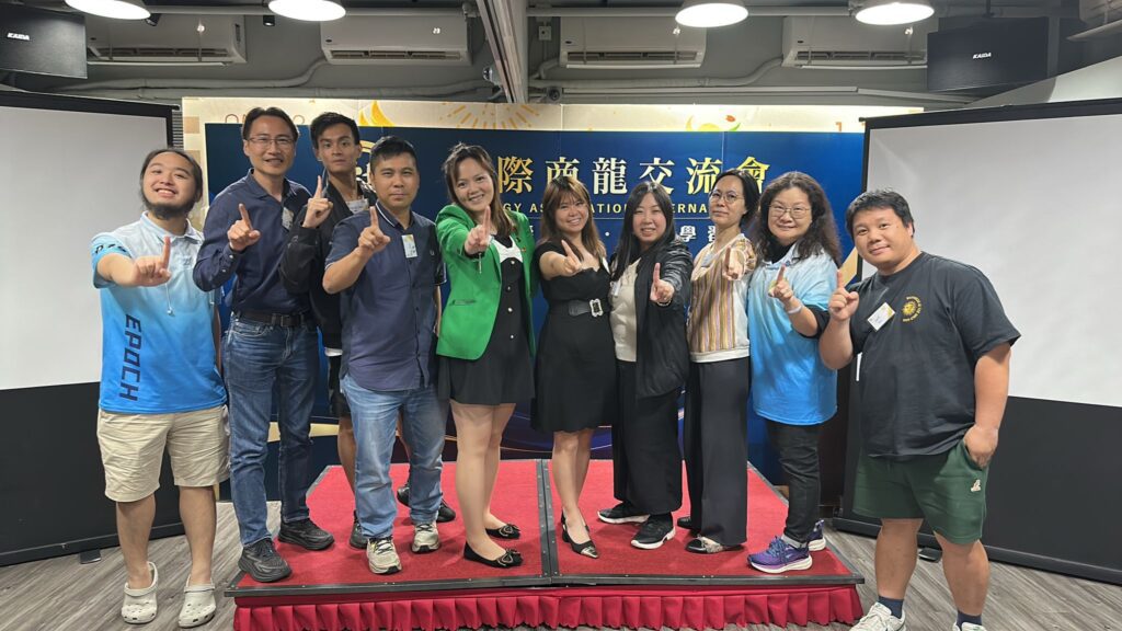 在這個城市的某個角落,有一群家庭正默默走著一條不一樣的育兒路。他們的孩子有著各種發展上的需要,而他們則以無比的愛與耐性,陪伴孩子一步步成長。在這群堅毅的父母當中,有一位女性憑著自身的經歷與信念,選擇站出來,將點滴經驗化作力量,陪伴更多家庭走過高山低谷。她是青草音符的創辦人兼主席,徐江琼(Helen)。