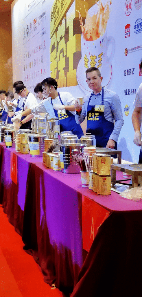 在城市的喧囂中,有時一杯奶茶,不只是飲品,更是一段文化的載體、一份情感的延續。袁振昌 Eddie,正是這樣一位把奶茶當作人生一部分的人。他的故事,不只是關於茶香的記憶,更關乎一位師傅與弟子的深厚情誼,以及他對傳承文化的堅持。