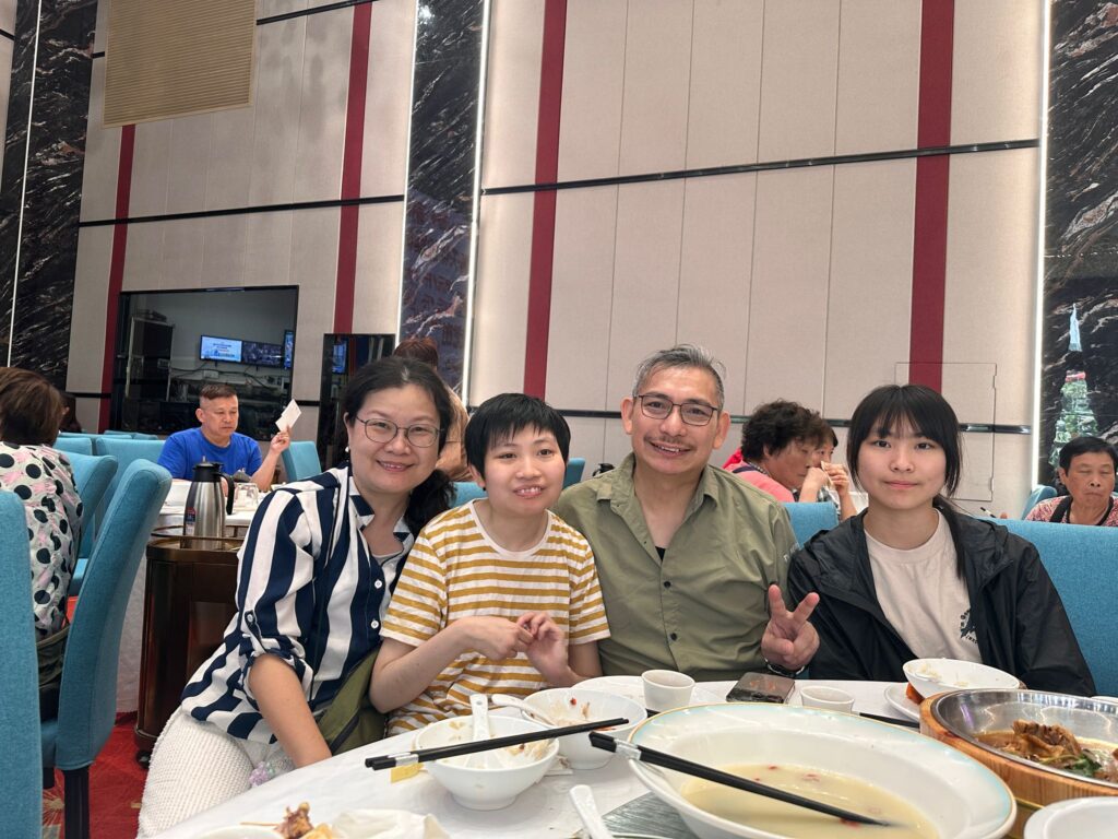 「我們老了,他們怎麼辦?」這句話在青草音符創辦人兼主席徐江琼(Helen)口中說出來,沒有戲劇性的悲情,也沒有煽情的渲染,卻道盡了無數SEN(有特殊教育需要)家庭的無聲焦慮。這份焦慮不只關乎一個孩子,而是一個家庭的未來。