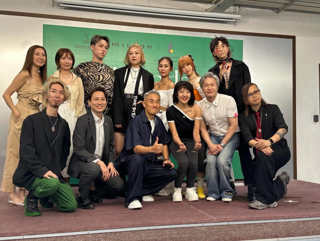 在髮型設計這條看似光鮮的道路上,Roy Cheng——PRIVATE i SALON 集團的技術總監,卻選擇用腳踏實地的方式,走出屬於自己的風格。他不是一位傳統意義上的髮型師,而是一位專注於頭髮顏色設計的專業導師與創作者。他以精湛的染髮技術,將顧客的個性與美感巧妙結合,為每一位坐上染髮椅的客人,打造獨一無二的色彩故事。