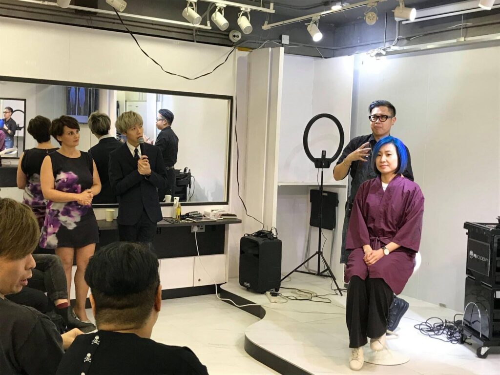 在香港的髮型界,有一個名字低調卻令人尊敬——Roy Cheng,PRIVATE i SALON 集團的技術總監。他不是那種愛出風頭的人,但他的故事卻是一段從夢想到實踐、從追隨到傳承的堅定旅程。