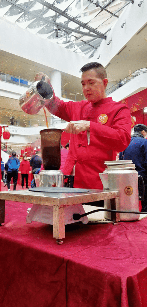 在城市的喧囂中,有時一杯奶茶,不只是飲品,更是一段文化的載體、一份情感的延續。袁振昌 Eddie,正是這樣一位把奶茶當作人生一部分的人。他的故事,不只是關於茶香的記憶,更關乎一位師傅與弟子的深厚情誼,以及他對傳承文化的堅持。