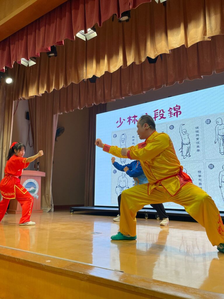 在香港這座中西文化交融的城市裡,有一位默默耕耘的武術推廣者,用十多年的歲月,將中國傳統武術紮根於校園,播種於學生心中。他是香港技擊運動總會的創辦人之一——歐德成師傅。