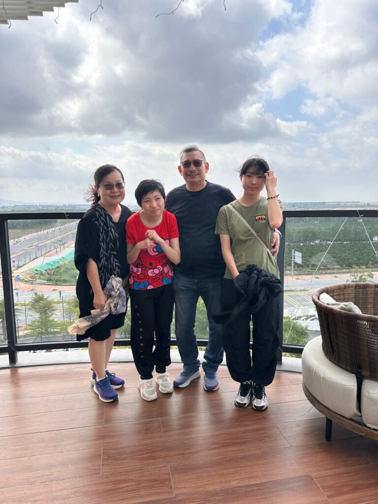 在訪問的過程中,徐江琼(Helen)的語氣溫柔堅定,話語中沒有豪言壯語,卻蘊藏著一股深厚的力量。她不是名人,也不曾刻意要成為什麼「改變世界」的人。但從她的人生經歷、她為家庭與社群所做的事,我們看到了一種真正的影響力,發自內心的同理與行動。